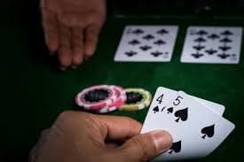 Người dùng truy cập Live Casino Pin Up trên điện thoại di động